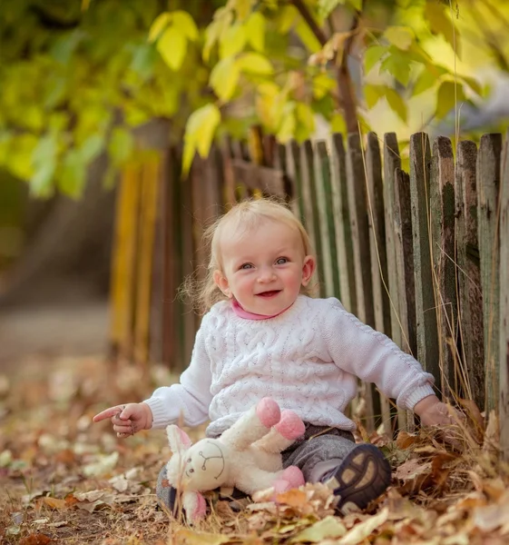 Bambina nel giardino primaverile — Foto Stock