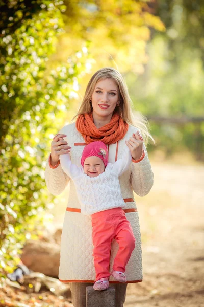 Vrouw met jonge dochter in tuin — Stockfoto