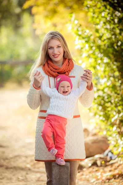 Vrouw met jonge dochter in tuin — Stockfoto