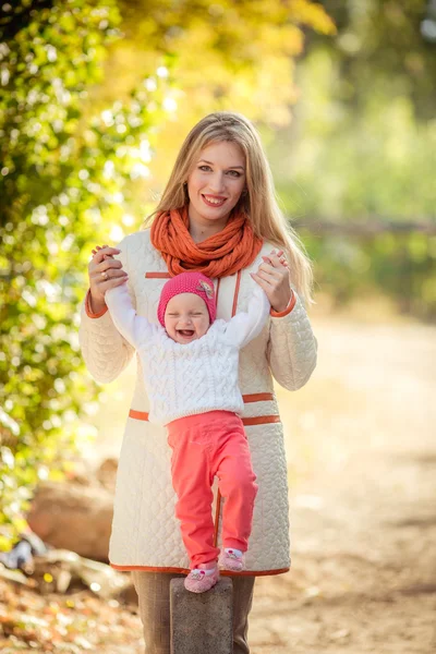 Vrouw met jonge dochter in tuin — Stockfoto