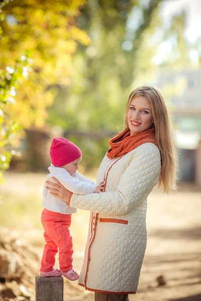 Kvinna med unga dotter i trädgården — Stockfoto