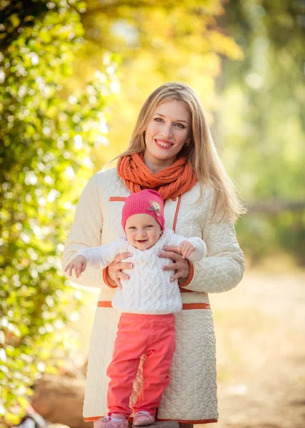 Kvinna med unga dotter i trädgården — Stockfoto