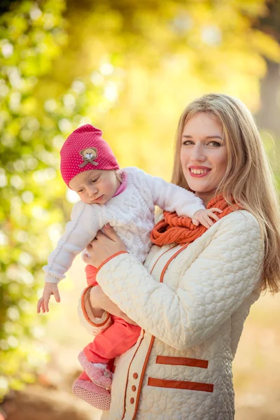 Vrouw met jonge dochter in tuin — Stockfoto