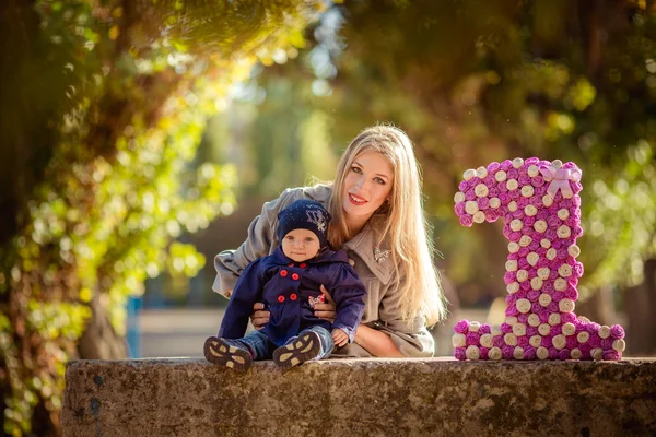 Kvinna med unga dotter i trädgården — Stockfoto