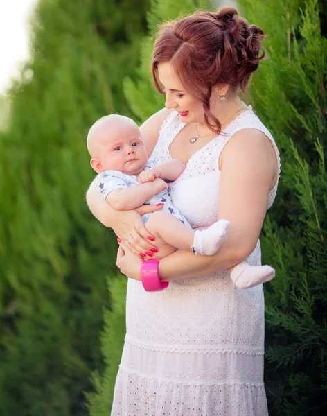 Moeder met babyjongen in tuin — Stockfoto