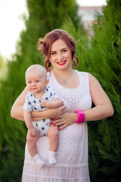 Moeder met babyjongen in tuin — Stockfoto