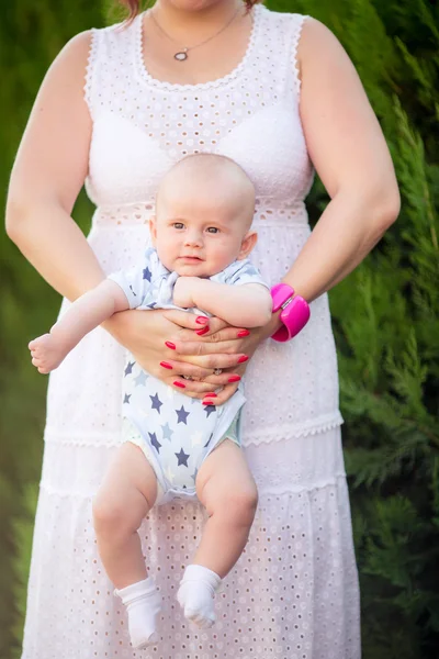 庭で男の子の赤ちゃんとお母さん — ストック写真
