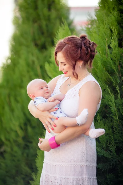 Mãe com bebê menino no jardim — Fotografia de Stock
