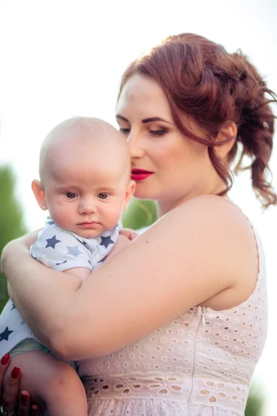 Mère avec bébé garçon dans le jardin — Photo