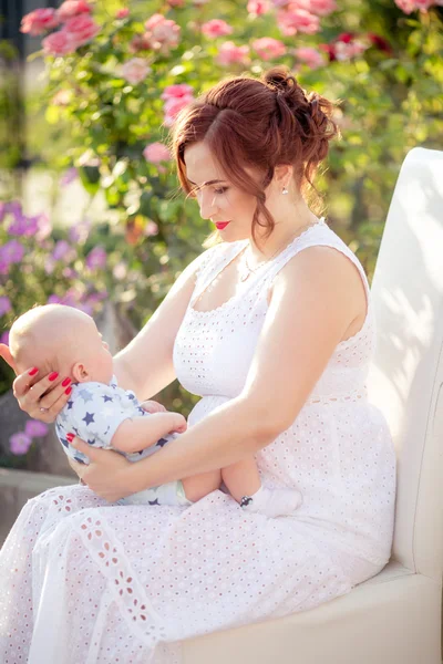 Madre con bambino in giardino — Foto Stock