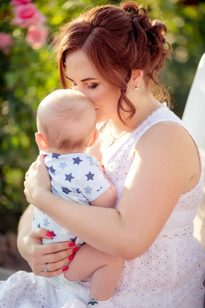 Mãe com bebê menino no jardim — Fotografia de Stock