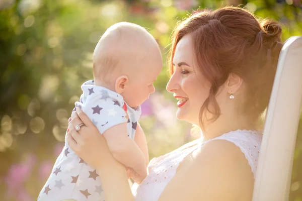 Ibu dengan bayi laki-laki di kebun — Stok Foto