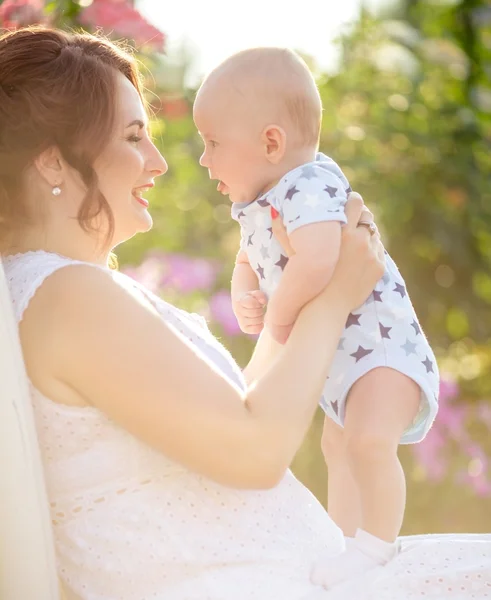 Ibu dengan bayi laki-laki di kebun — Stok Foto