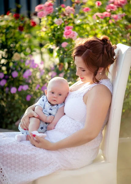 Moeder met babyjongen in tuin — Stockfoto