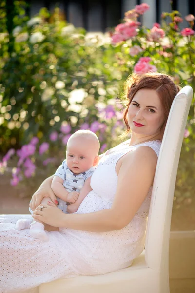 Anya a baba fiú kertben — Stock Fotó