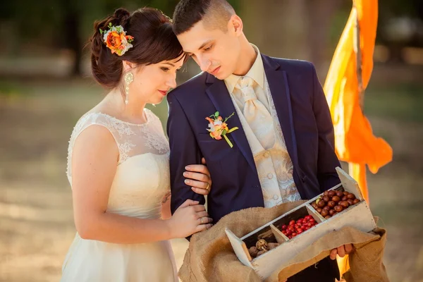 Bruden och brudgummen med bär och nötter — Stockfoto