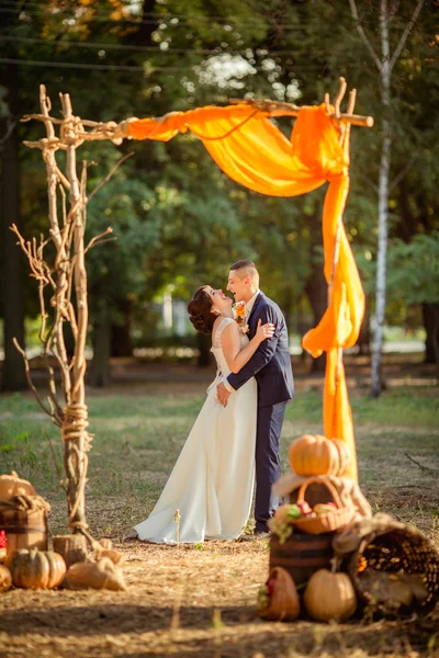 Mariée et marié le jour de leur mariage — Photo