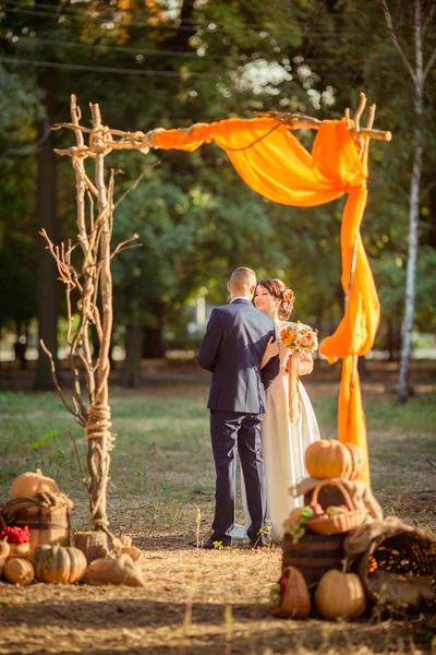 Mariée et marié le jour de leur mariage — Photo