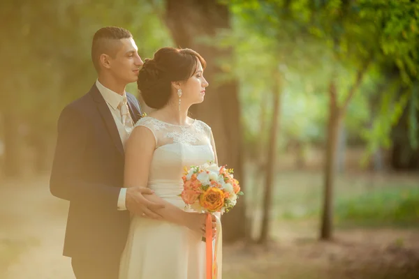 Braut und Bräutigam am Hochzeitstag — Stockfoto