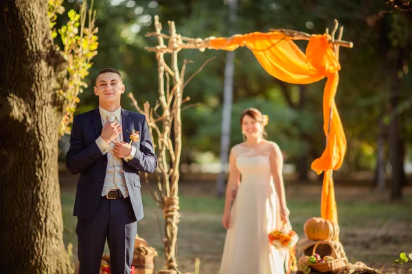 Braut und Bräutigam am Hochzeitstag — Stockfoto