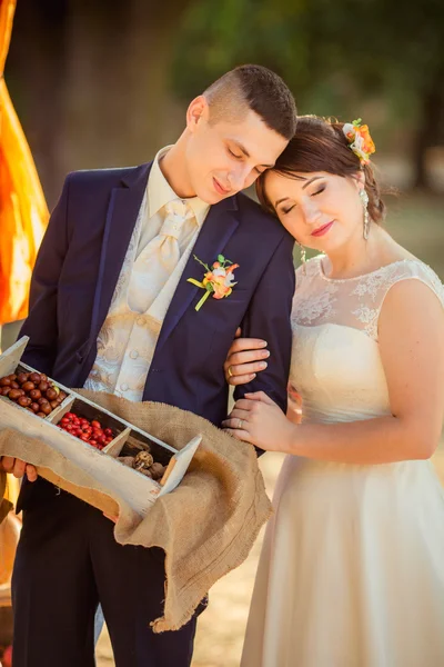 Bruden och brudgummen med bär och nötter — Stockfoto