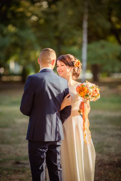 Bride and groom on their wedding day — Stock Photo, Image