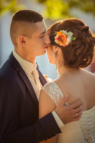 Braut und Bräutigam am Hochzeitstag — Stockfoto