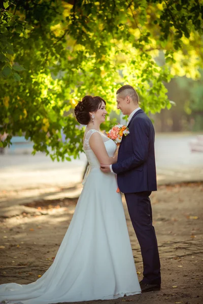 Nevěsta a ženich v jejich svatební den — Stock fotografie