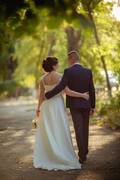 Nevěsta a ženich v jejich svatební den — Stock fotografie