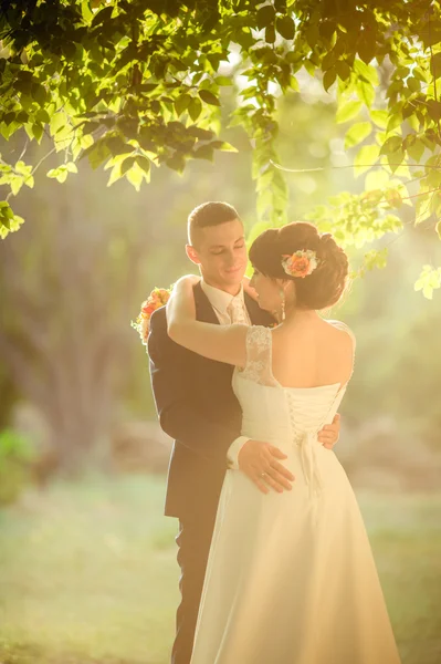 Braut und Bräutigam am Hochzeitstag — Stockfoto