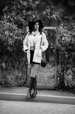 kadın şapka açık poz içinde