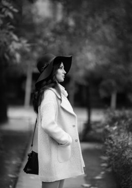 kadın şapka açık poz içinde