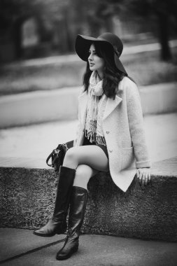 kadın şapka açık poz içinde