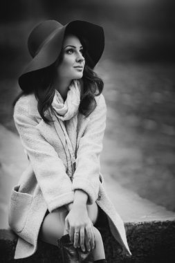 Makyaj şapkalı güzel kadınla