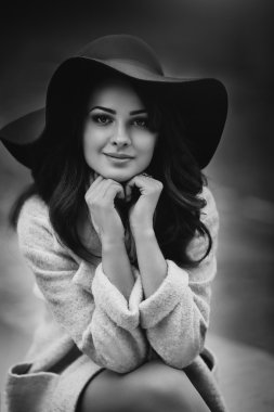 Makyaj şapkalı güzel kadınla