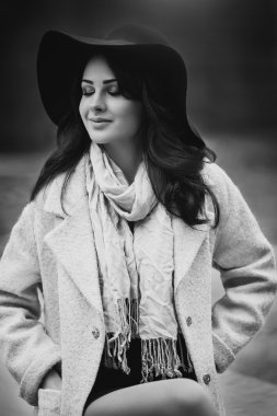 Makyaj şapkalı güzel kadınla