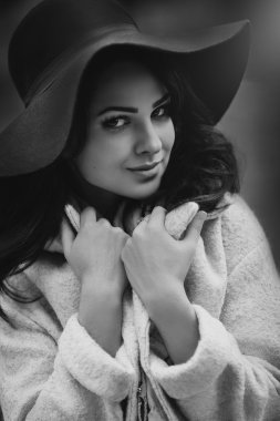 Makyaj şapkalı güzel kadınla