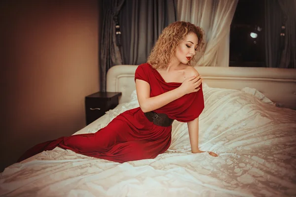 Donna con trucco in abito rosso — Foto Stock