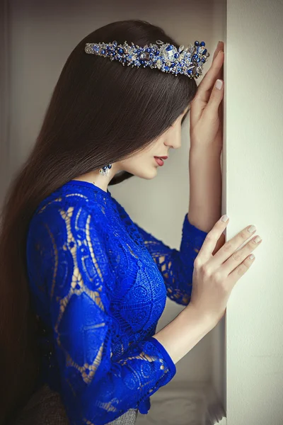 Woman in jewelry and golden crown — Stock Photo, Image