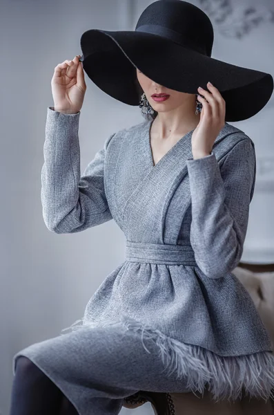 Жінка в одязі і капелюсі — стокове фото