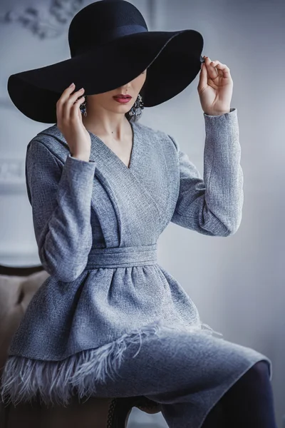 Wanita dalam pakaian fashion dan topi — Stok Foto