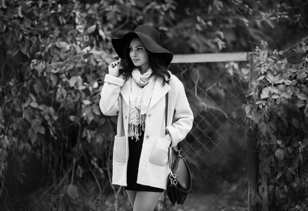 Mujer en sombrero posando al aire libre —  Fotos de Stock