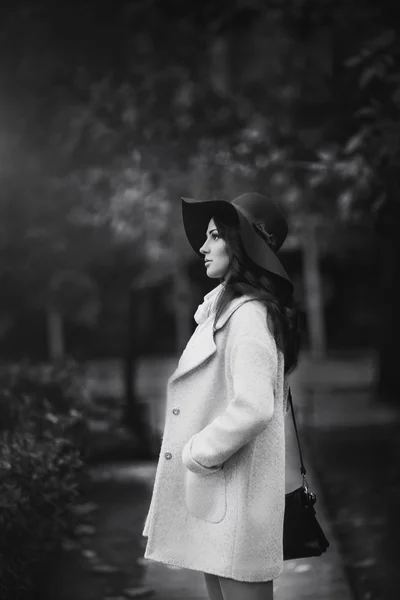 Frau mit Hut posiert im Freien — Stockfoto