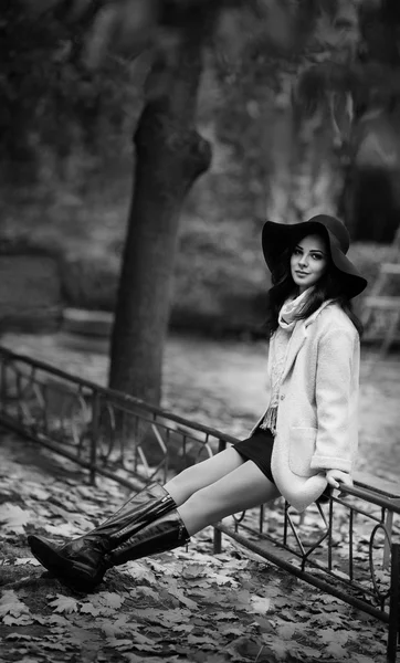 Femme en chapeau posant en plein air — Photo