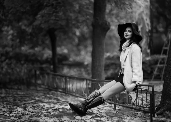 Woman in hat posing outdoor — Stock Photo, Image