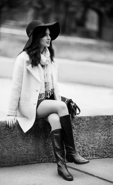 Mulher de chapéu posando ao ar livre — Fotografia de Stock