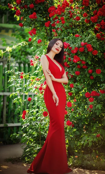 Жінка з макіяжем у червоній сукні на відкритому повітрі — стокове фото