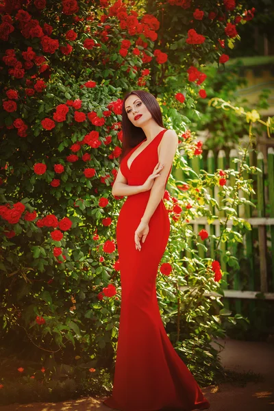 Mujer con maquillaje en vestido rojo al aire libre — Foto de Stock