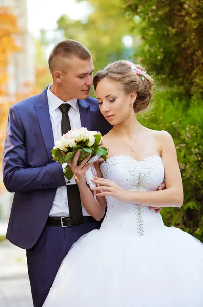 Noiva e noivo em seu dia de casamento — Fotografia de Stock