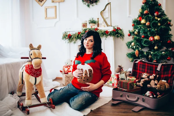 크리스마스에 아름 다운 임신한 여자 — 스톡 사진